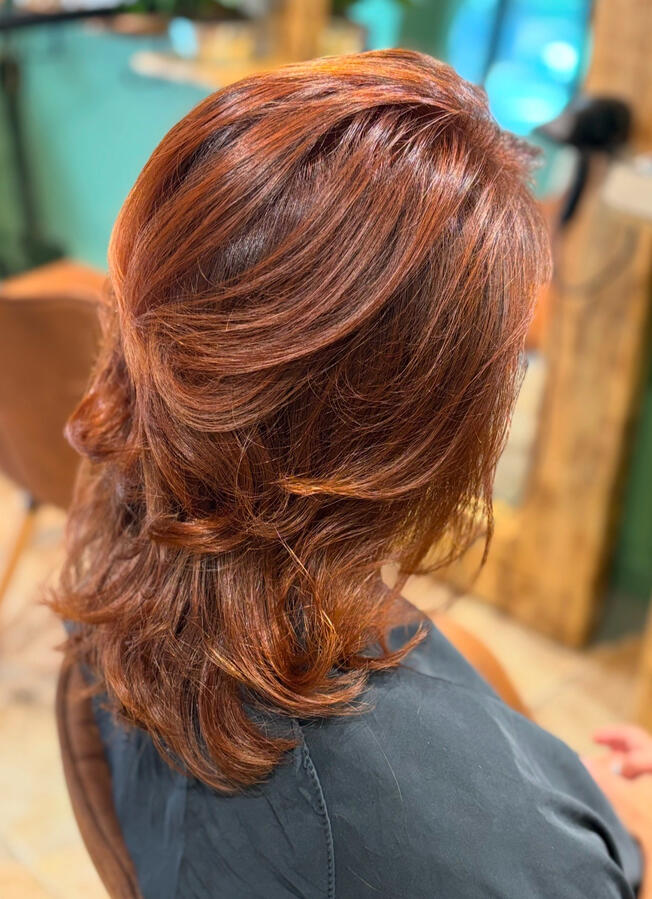Un cuivré intense aux reflets chauds, sublimé par un brushing souple sur cheveux mi-longs. Une coiffure lumineuse et dynamique, idéale pour réveiller le teint et affirmer sa personnalité. ✨ Réalisée chez La P’tite Brune – votre salon de coiffure à Saumu