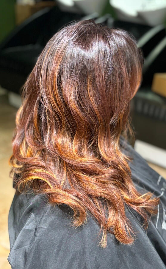 Coloration cuivrée éclatante sur cheveux mi-longs, aux reflets chauds et profonds. Un résultat vibrant et lumineux, parfait pour sublimer les carnations chaudes et réveiller la chevelure. 🔥 Réalisée avec soin dans notre salon La P’tite Brune à Saumur.