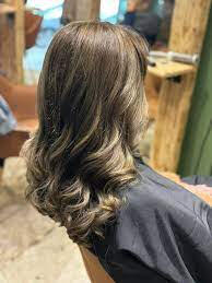 Un brun froid subtilement éclairci par un balayage discret et des ondulations souples. Ce look wavy apporte du volume tout en gardant une allure élégante et naturelle. ✨ Réalisé dans notre salon La P’tite Brune, au cœur de Saumur.