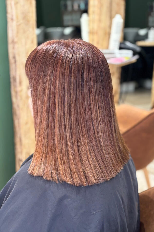 Un carré droit parfaitement net avec une finition lisse miroir. La couleur chocolat cuivré apporte de la chaleur et un éclat doux, idéal pour illuminer le teint. ✨ Réalisé à La P’tite Brune, salon de coiffure à Saumur.