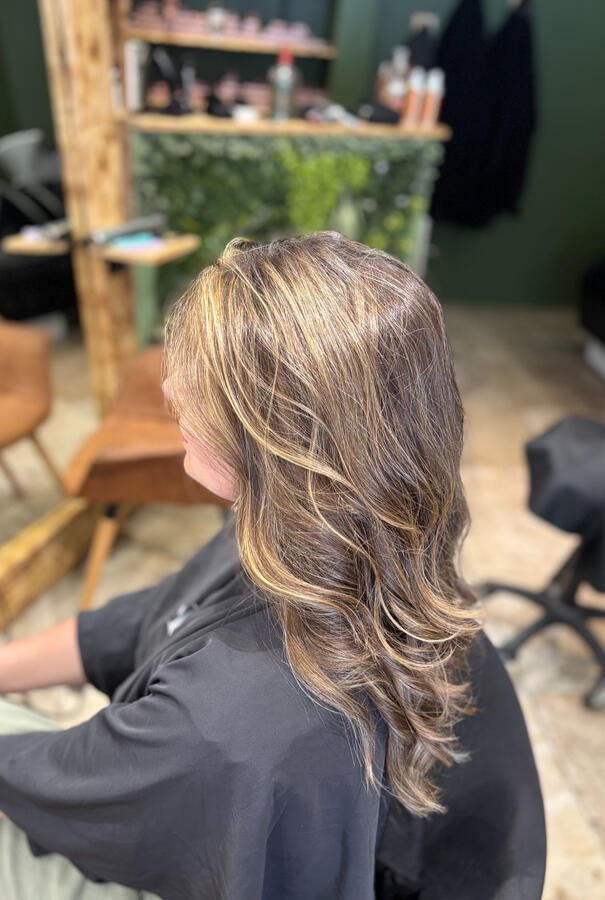 Un balayage doré naturel travaillé mèche à mèche pour illuminer la chevelure. Les ondulations douces mettent en valeur les reflets et apportent du volume. ✨ Réalisé dans notre salon de coiffure à Saumur – La P’tite Brune.
