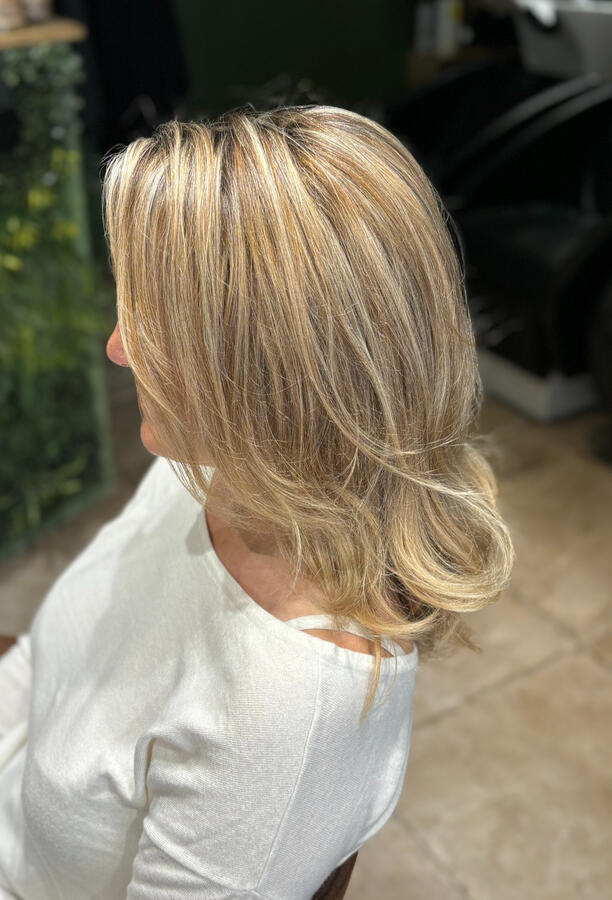 Un blond lumineux avec des reflets dorés naturels, travaillé en finesse pour un résultat ensoleillé et élégant. Brushing souple sur cheveux mi-longs pour mettre en valeur la matière et la brillance. 🌿 Réalisé dans notre salon La P’tite Brune à Saumur.