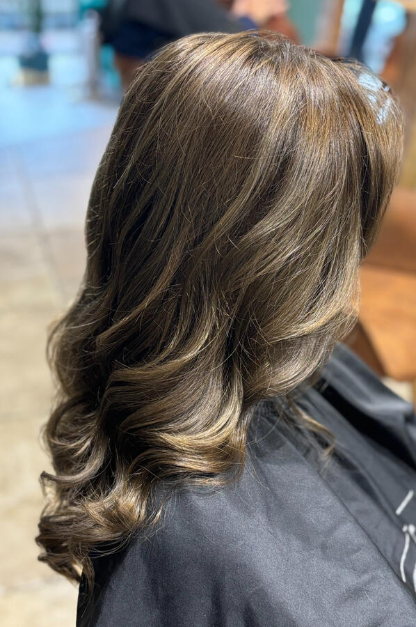 Un brun froid subtilement nuancé, travaillé en transparence pour un effet naturel et lumineux. Le brushing souple met en valeur le mouvement et la brillance de la chevelure. ✨ Une réalisation signée La P’tite Brune, salon de coiffure à Saumur.