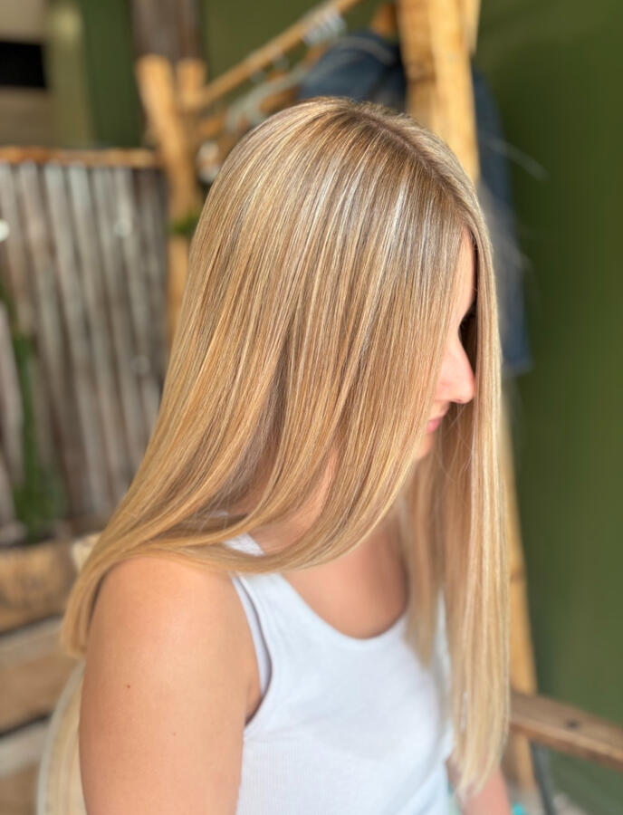 Un lissage impeccable sublimé par des mèches blondes fines et naturelles. Un rendu lumineux, élégant et facile à entretenir au quotidien. 🌿 Réalisé dans notre salon La P’tite Brune – expert coiffure à Saumur.