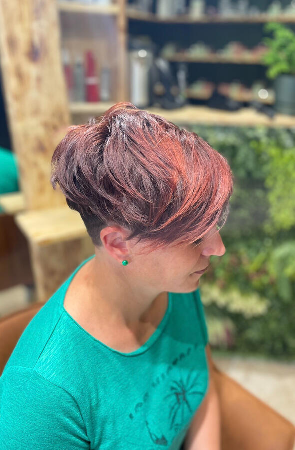 Un pixie court asymétrique rehaussé d’un ton cuivré intense. Coupe moderne, féminine et pleine de caractère, idéale pour affirmer son style. 🔥 Réalisée dans notre salon La P’tite Brune, au cœur de Saumur.
