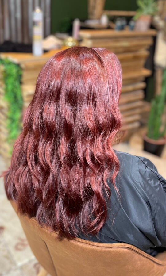 Une coloration rouge profond aux reflets vibrants, appliquée sur cheveux longs ondulés. Un résultat intense et lumineux qui met en valeur la brillance naturelle de la chevelure. 🔥 Réalisé dans notre salon La P’tite Brune, expert coloration à Saumur.