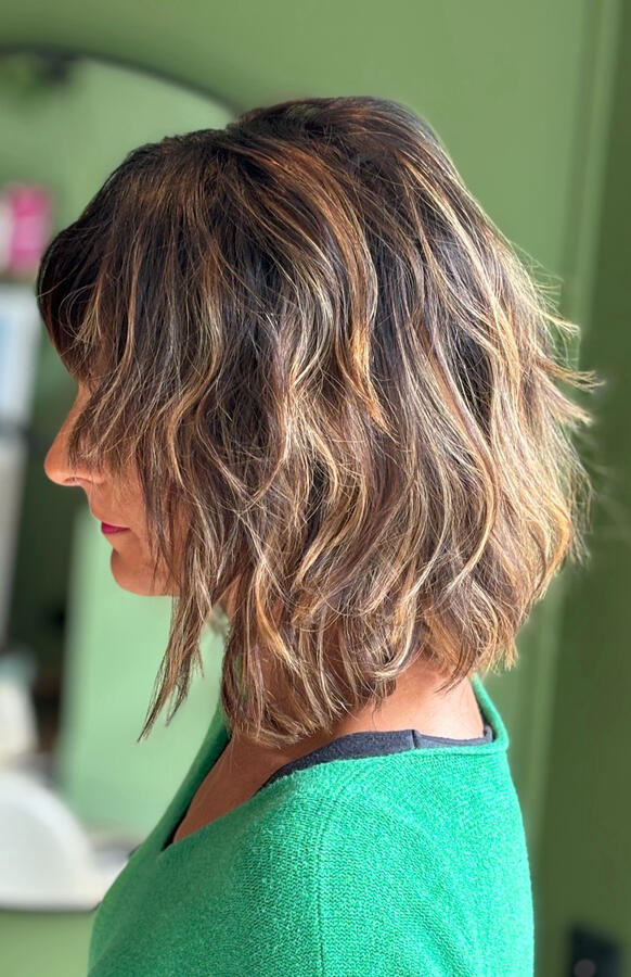 Un carré wavy moderne avec un balayage lumineux sur cheveux mi-longs. Une coupe fraîche et naturelle, idéale pour mettre en valeur le mouvement et la matière. ✨ Réalisée dans notre salon de coiffure à Saumur – La P’tite Brune.