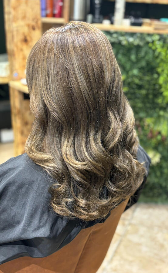 Brushing doux avec des ondulations légères pour sublimer une chevelure longue et lumineuse. Un rendu naturel et élégant, parfait pour mettre en valeur les reflets et le mouvement. ✨ Réalisé avec soin dans notre salon La P’tite Brune à Saumur.