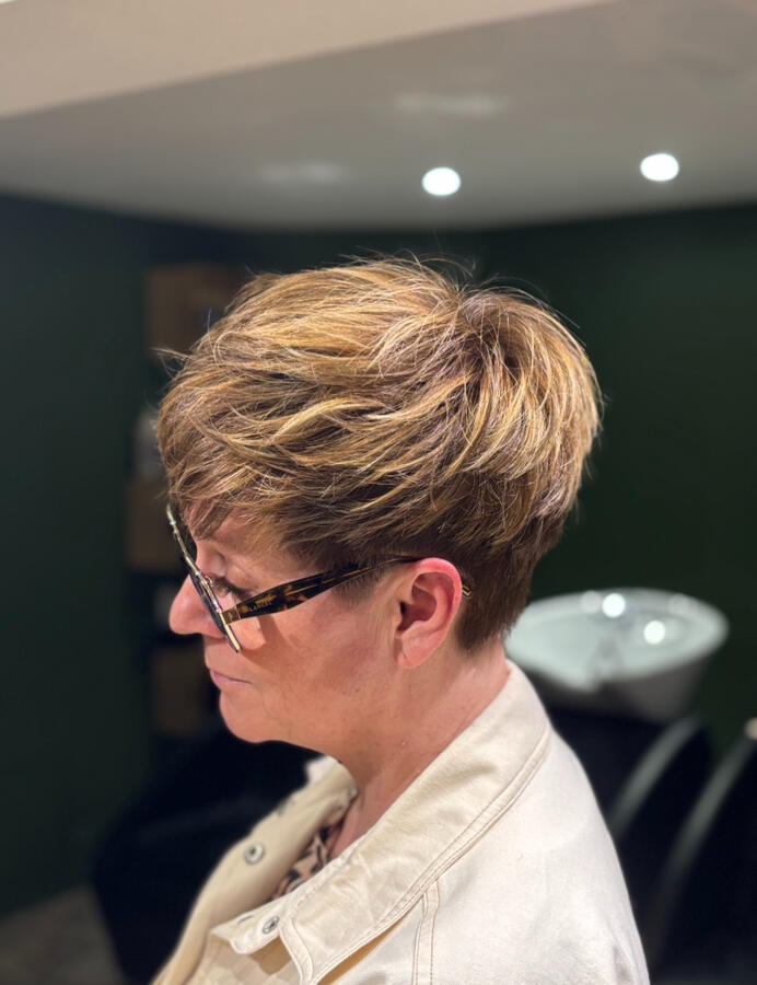 Coupe courte structurée avec du volume sur le dessus et un fondu progressif à l’arrière. Idéale pour sublimer les cheveux fins tout en gardant du style et de la légèreté. 💇♀️ Réalisée dans notre salon de coiffure La P’tite Brune à Saumur.