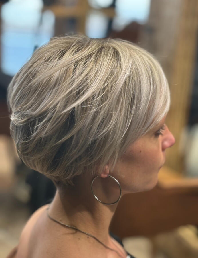 Une coupe courte féminine tout en légèreté, avec un joli dégradé travaillé pour créer du volume naturel à l’arrière. Le blond froid lumineux donne de l’éclat et souligne chaque mouvement. ✨ Réalisation signée La P’tite Brune, votre salon de coiffure à Sau