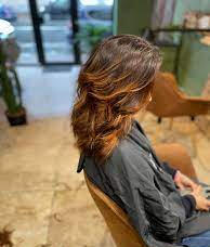 Un balayage caramel fondu sur base châtain, pour un rendu chaleureux et naturel. Idéal sur cheveux mi-longs pour illuminer le visage tout en douceur. 🌿 Réalisé dans notre salon La P’tite Brune, coiffeur à Saumur.